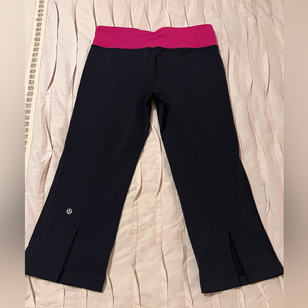 Lululemon Yoga Leggings Womens Size 8 Black Pink Cropped Capris Slit - Picture 10 of 12